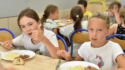 Enfants à la cantine